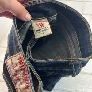 Straight leg True Religon Size 28 gently used like new!